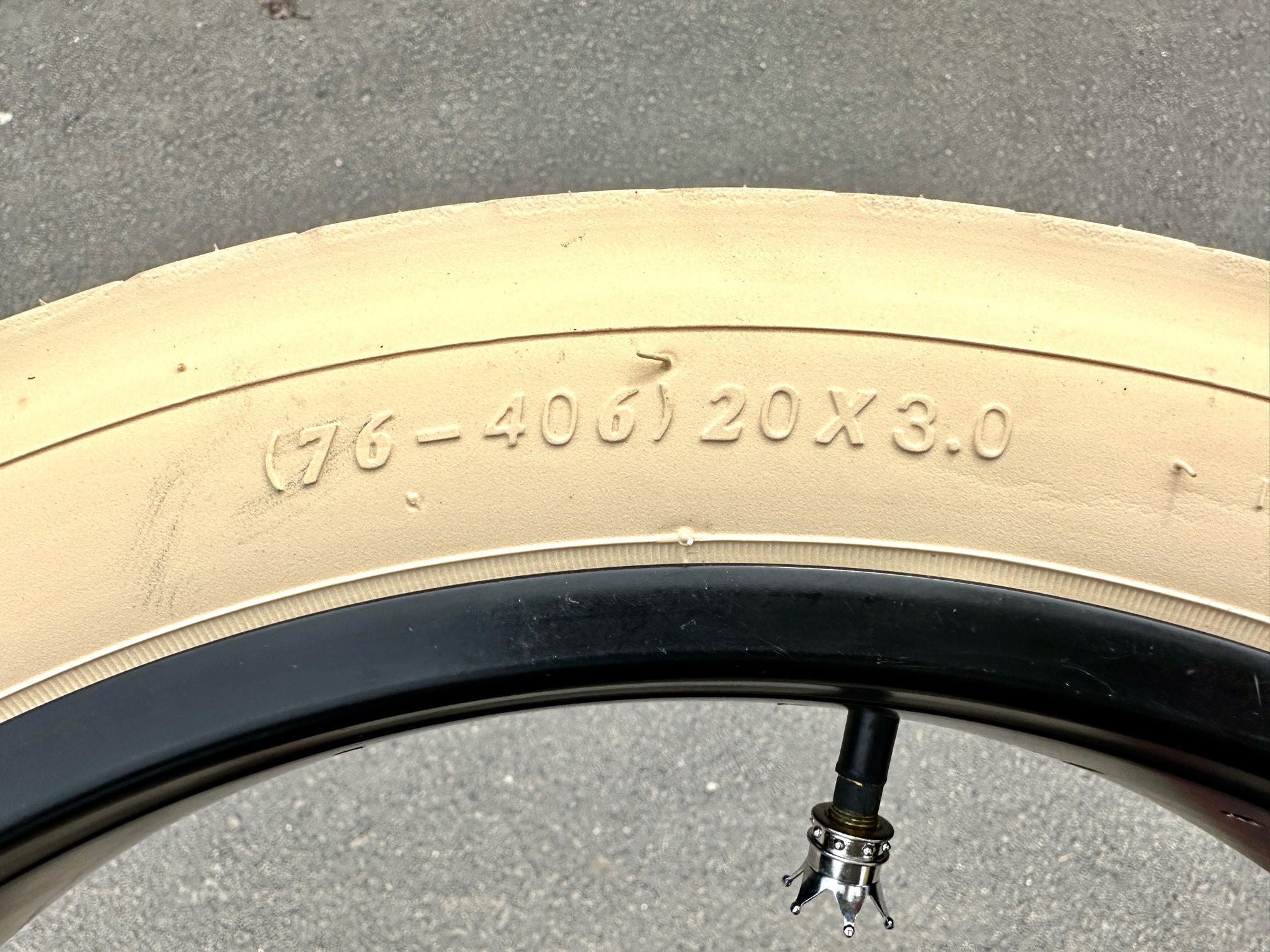 Tire_Street_Hog_20x3_creme_e