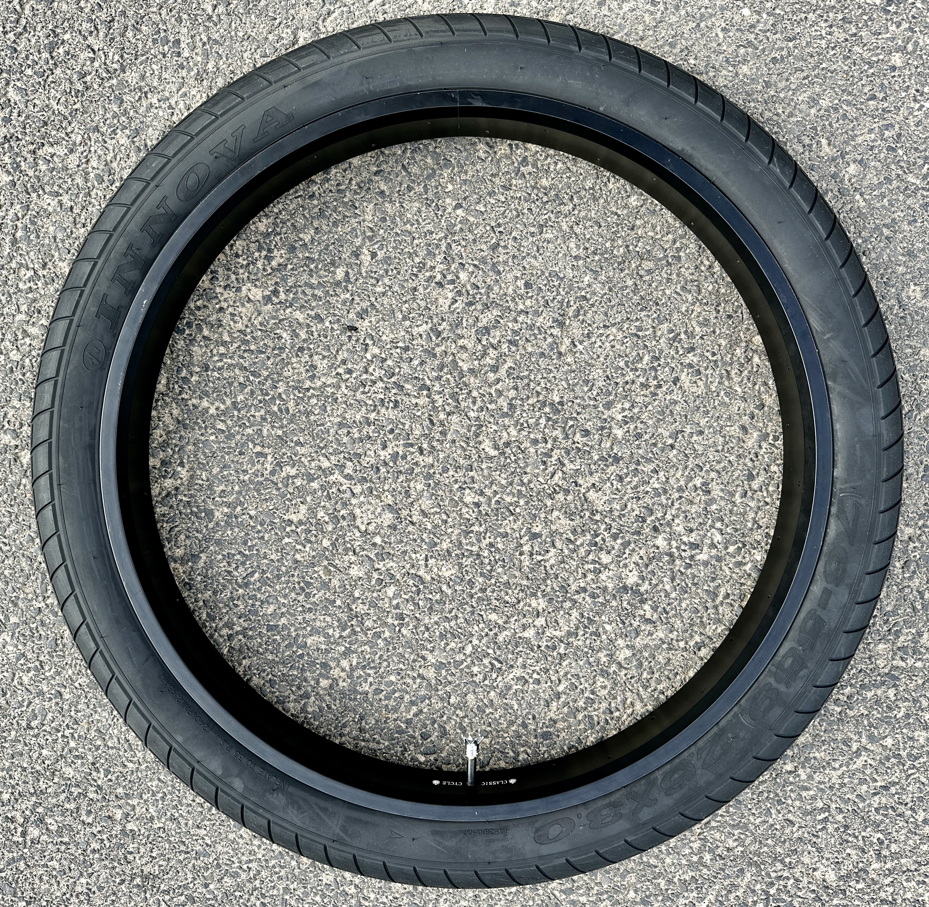 Bicycle_tire_fat_26x3_street_brick-_semi-_slick_black_5