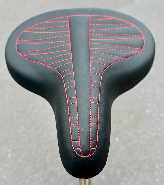 Selle Cruiser 70' Classic Alfa Italy noir avec des surpiqûres rouges