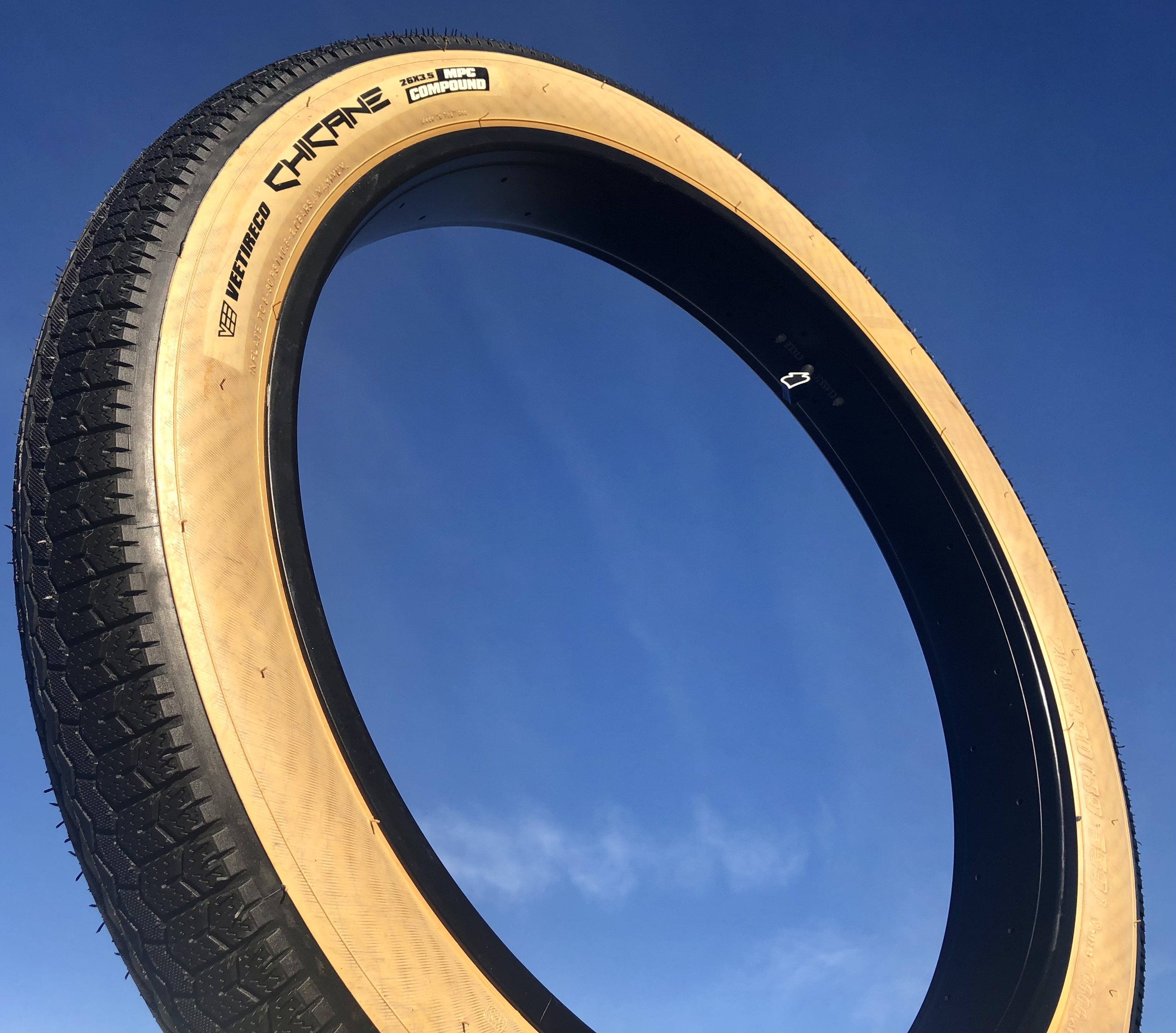 bicycle_tire_26-3-5_chicane_skinwall_hot_socks_vee_rubber_5