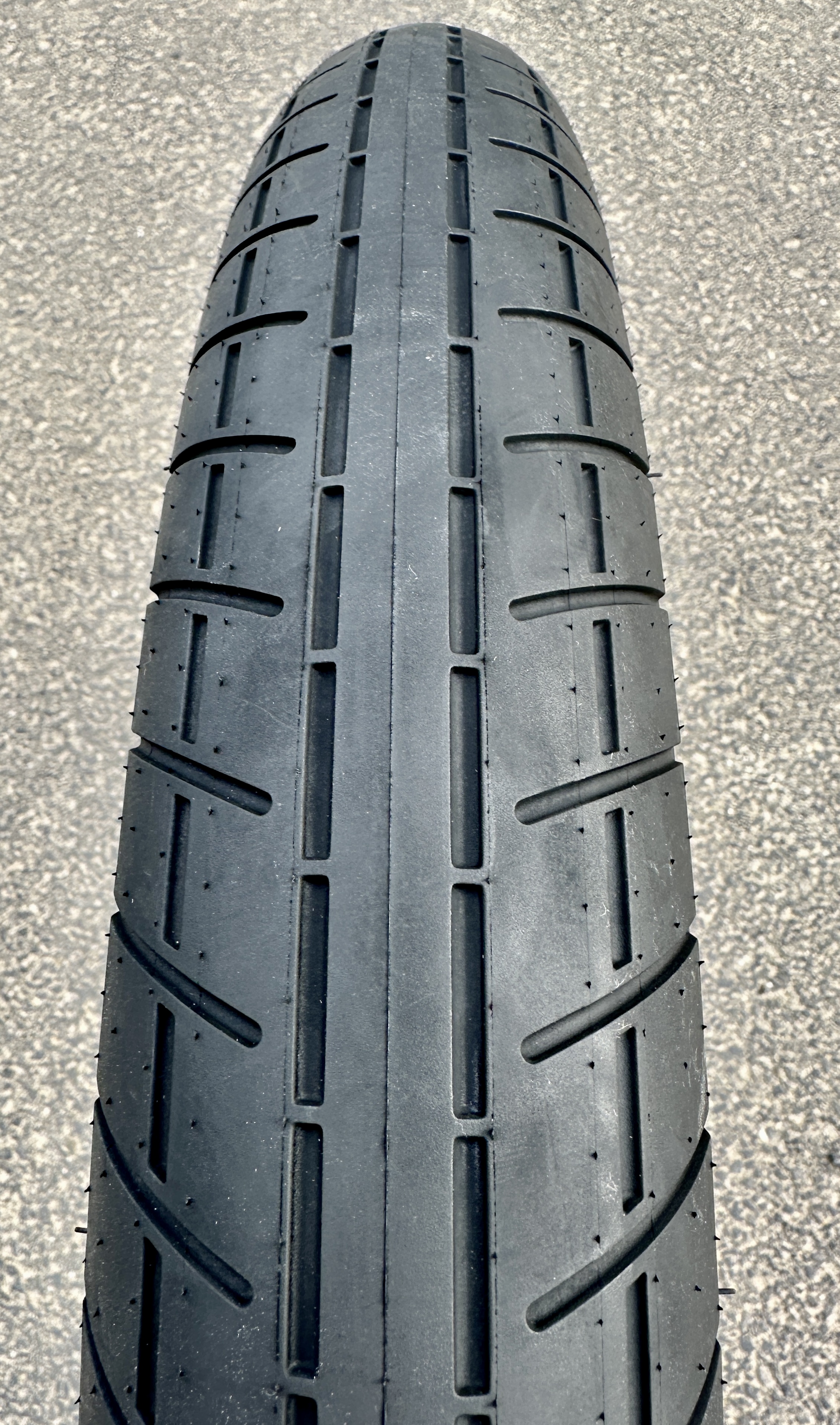 Bicycle_tire_fat_26x3_street_brick-_semi-_slick_black_2