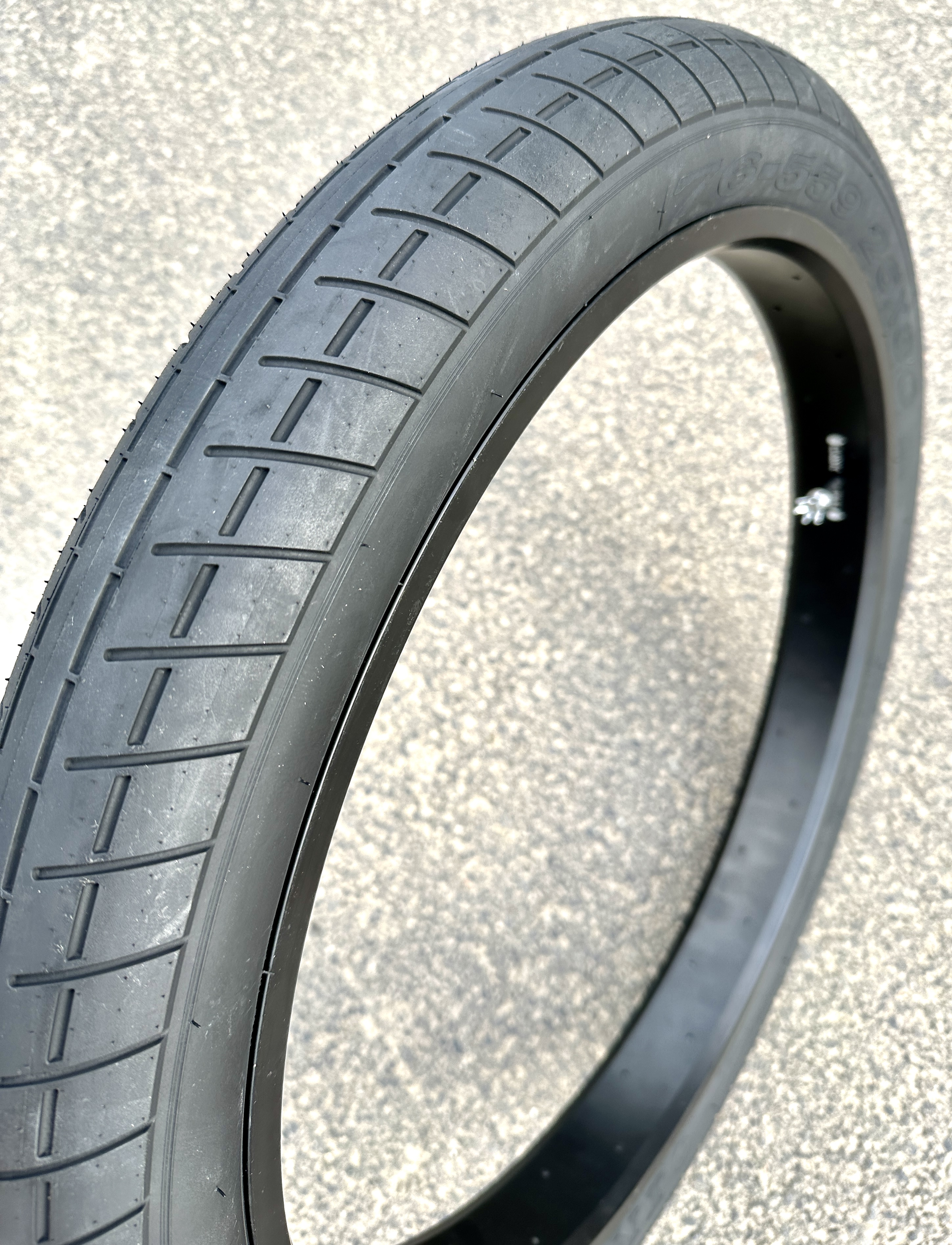 Bicycle_tire_fat_26x3_street_brick-_semi-_slick_black_4