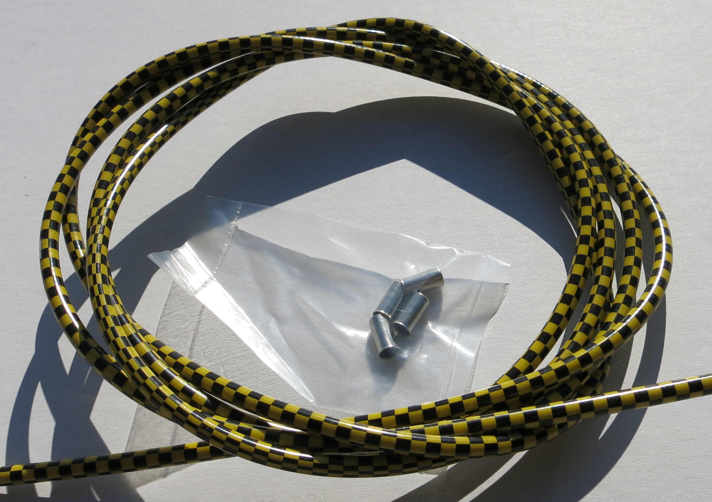 Gaine câble Bowden, drapeau à damier noir /doré, 2,50 m x 5 mm 