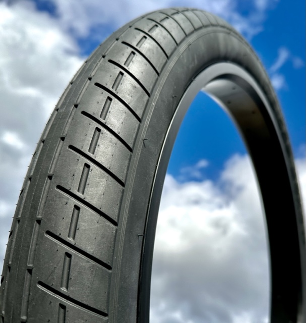 Bicycle_tire_fat_26x3_street_brick-_semi-_slick_black