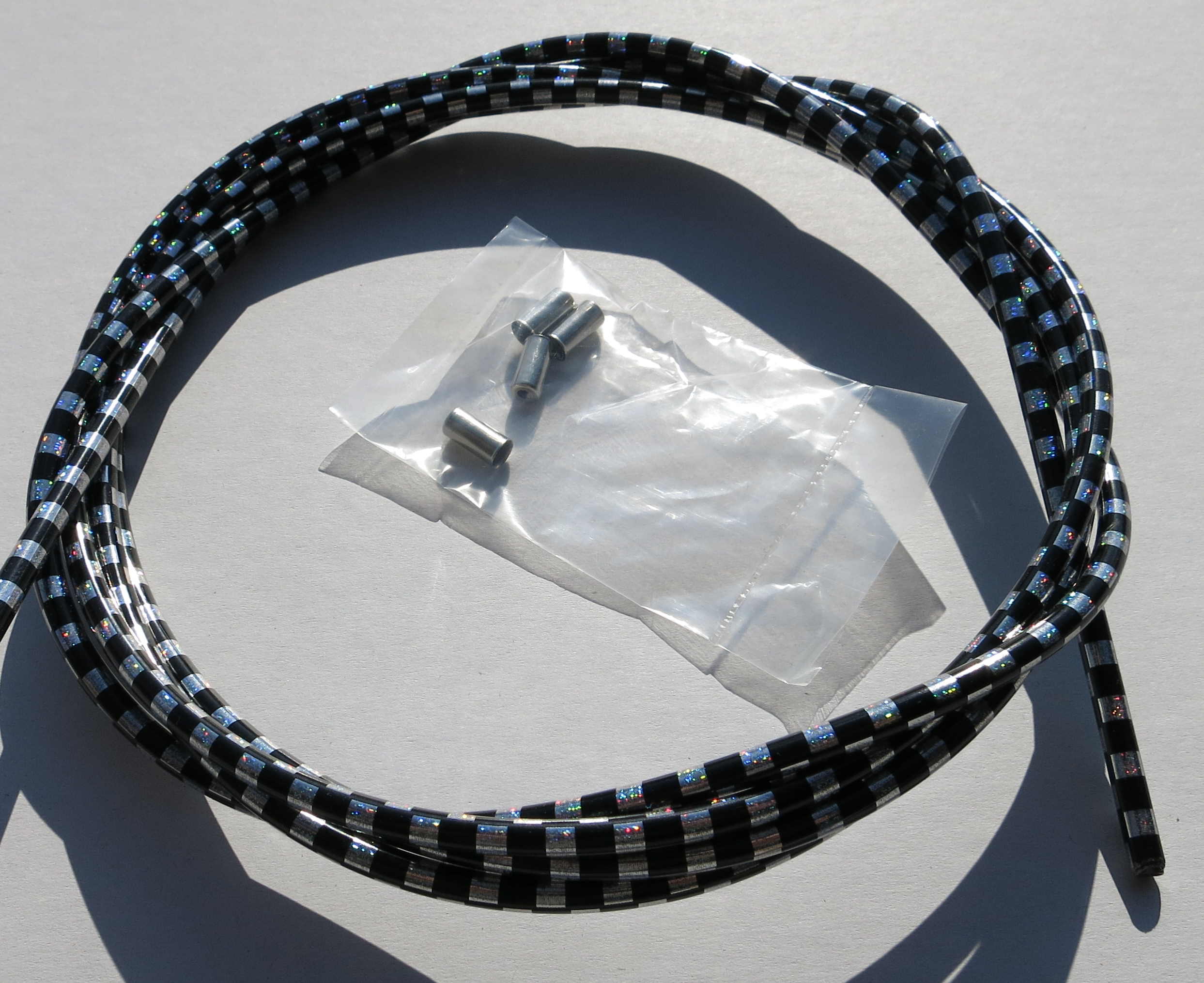 Gaine câble Bowden, drapeau à damier noir /argent, 2,50 m x 5 mm 