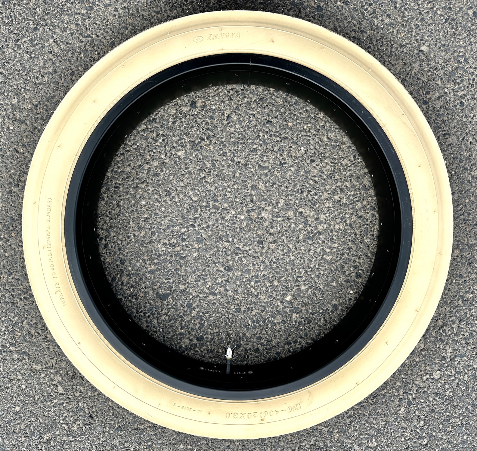 Tire_Street_Hog_20x3_creme_b