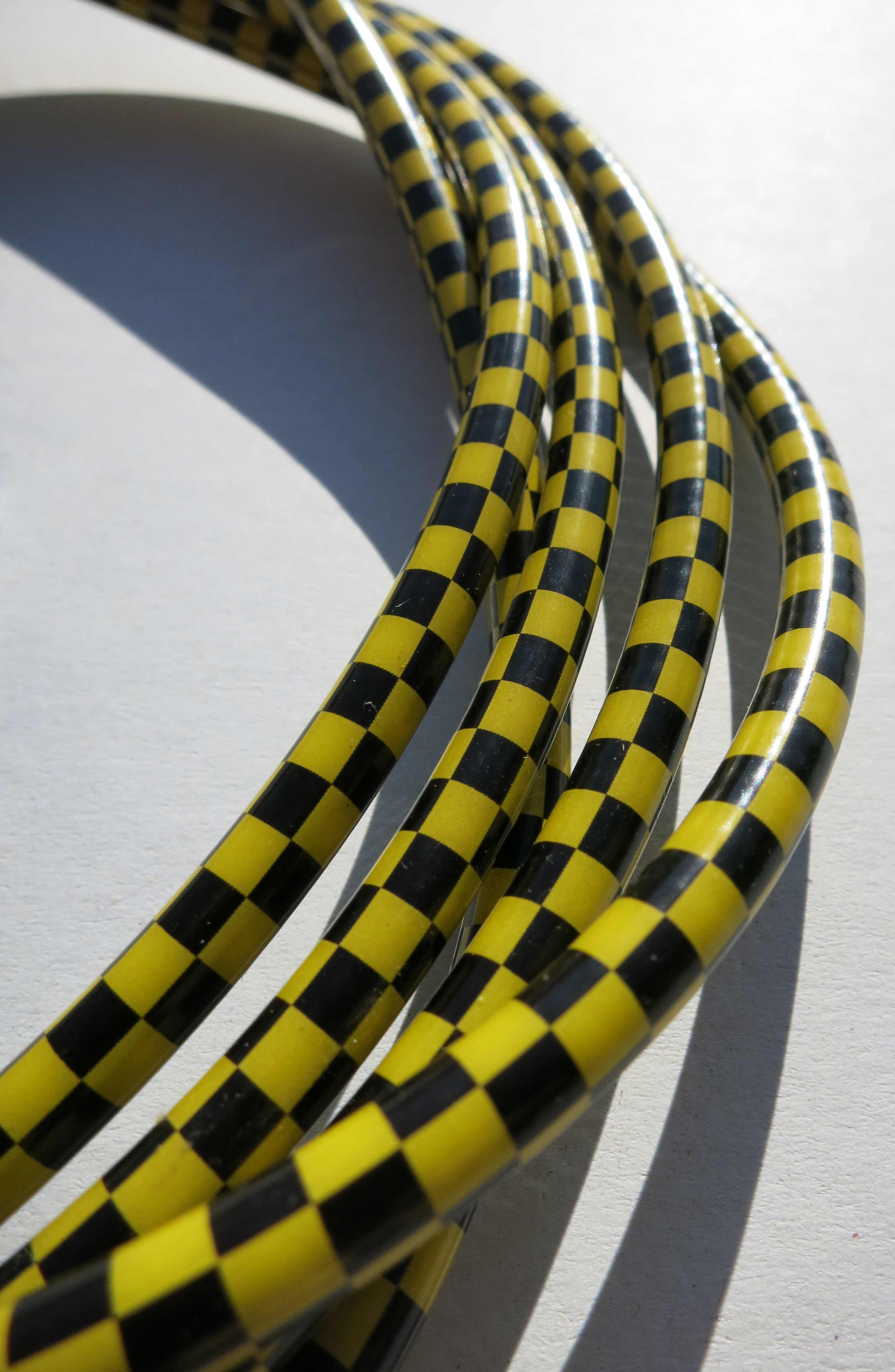 Gaine câble Bowden, drapeau à damier noir /doré, 2,50 m x 5 mm 
