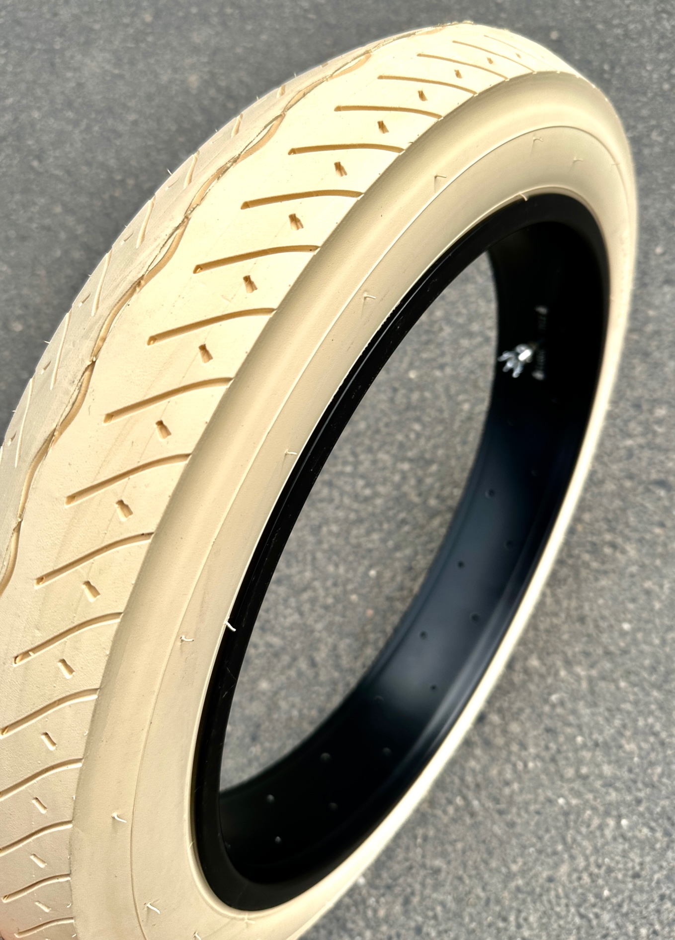 Tire_Street_Hog_20x3_creme_c