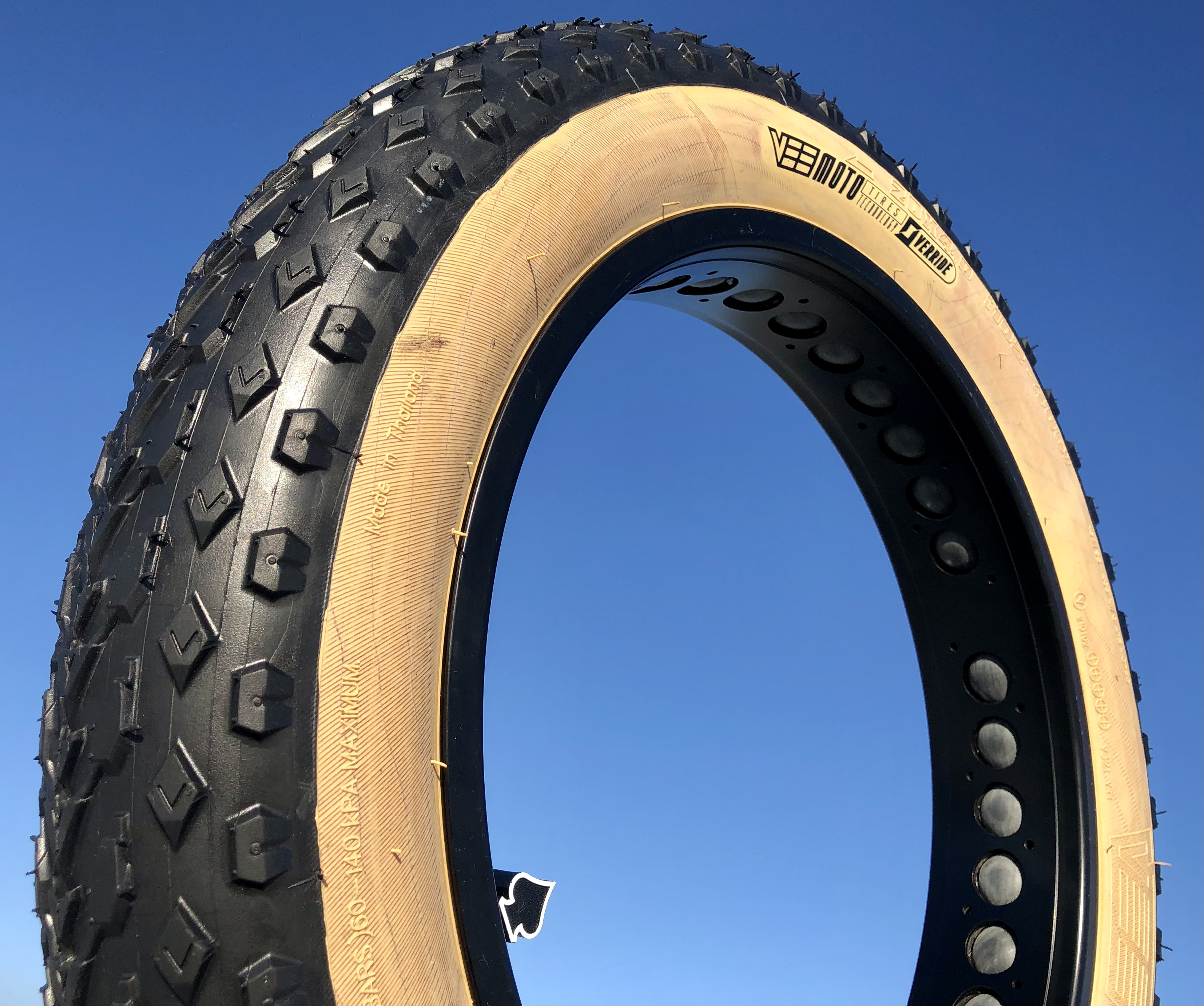 tire_bicycle_vee_mission_command_skinwall_skin_204_20x4_1