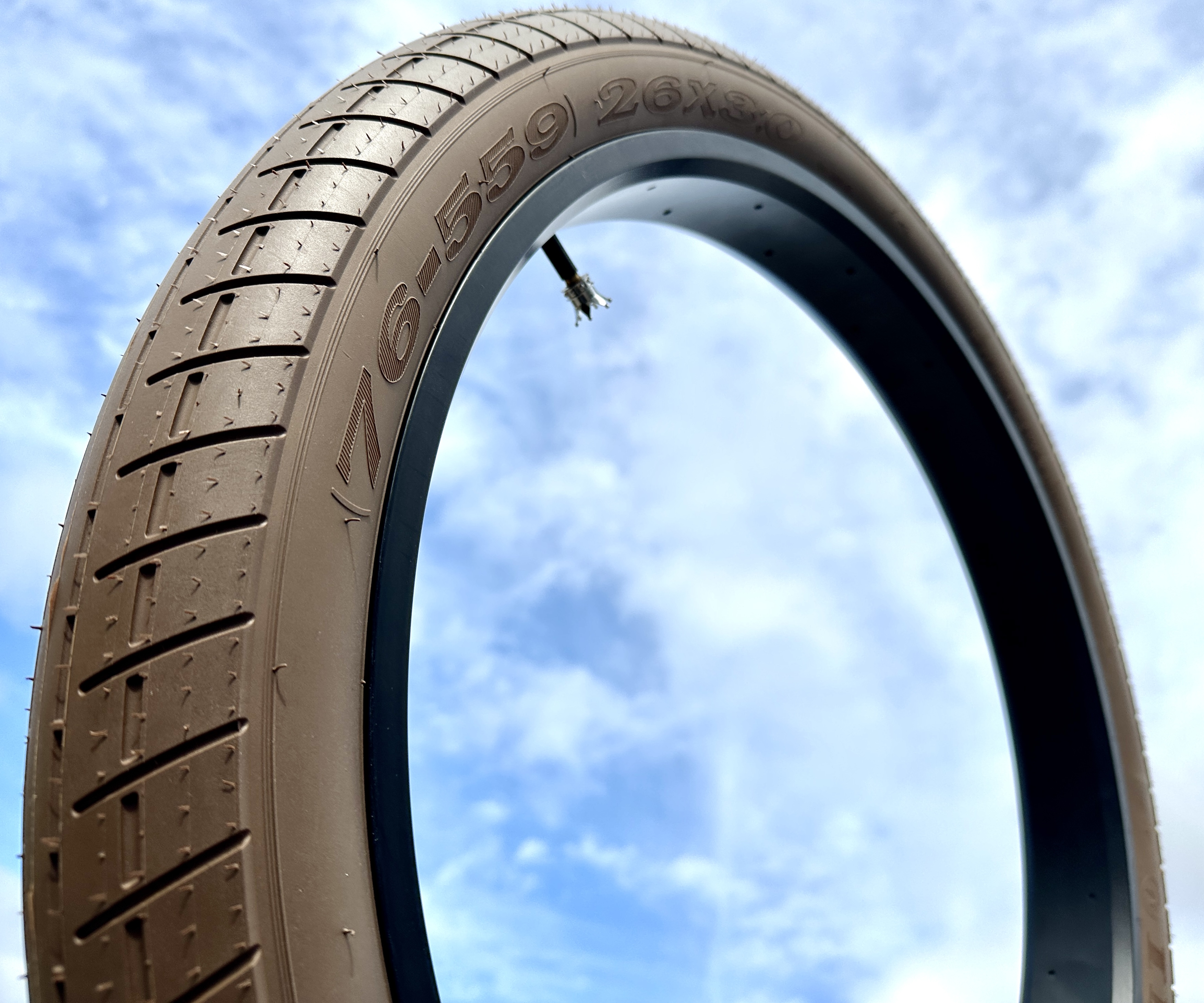 Bicycle_tire_fat_26x3_street_brick-_semi-_slick_brown_4