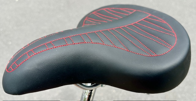 Selle Cruiser 70' Classic Alfa Italy noir avec des surpiqûres rouges