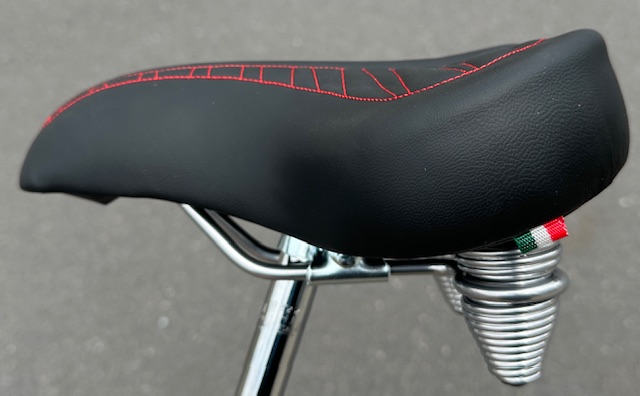 Selle Cruiser 70' Classic Alfa Italy noir avec des surpiqûres rouges