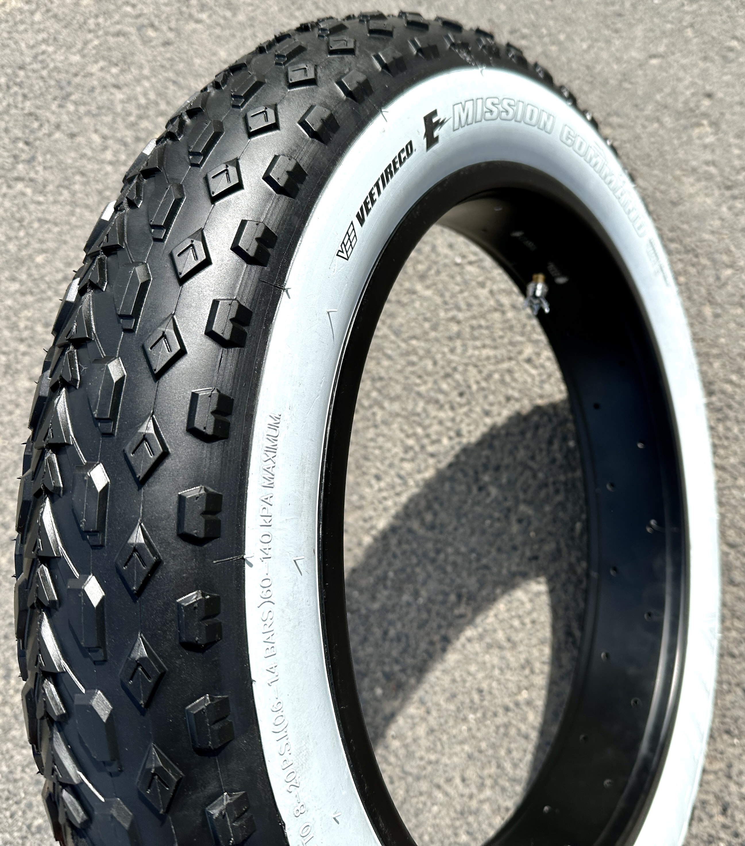 Mission_Command_weisswand_20x4_Fatbike_tire_h