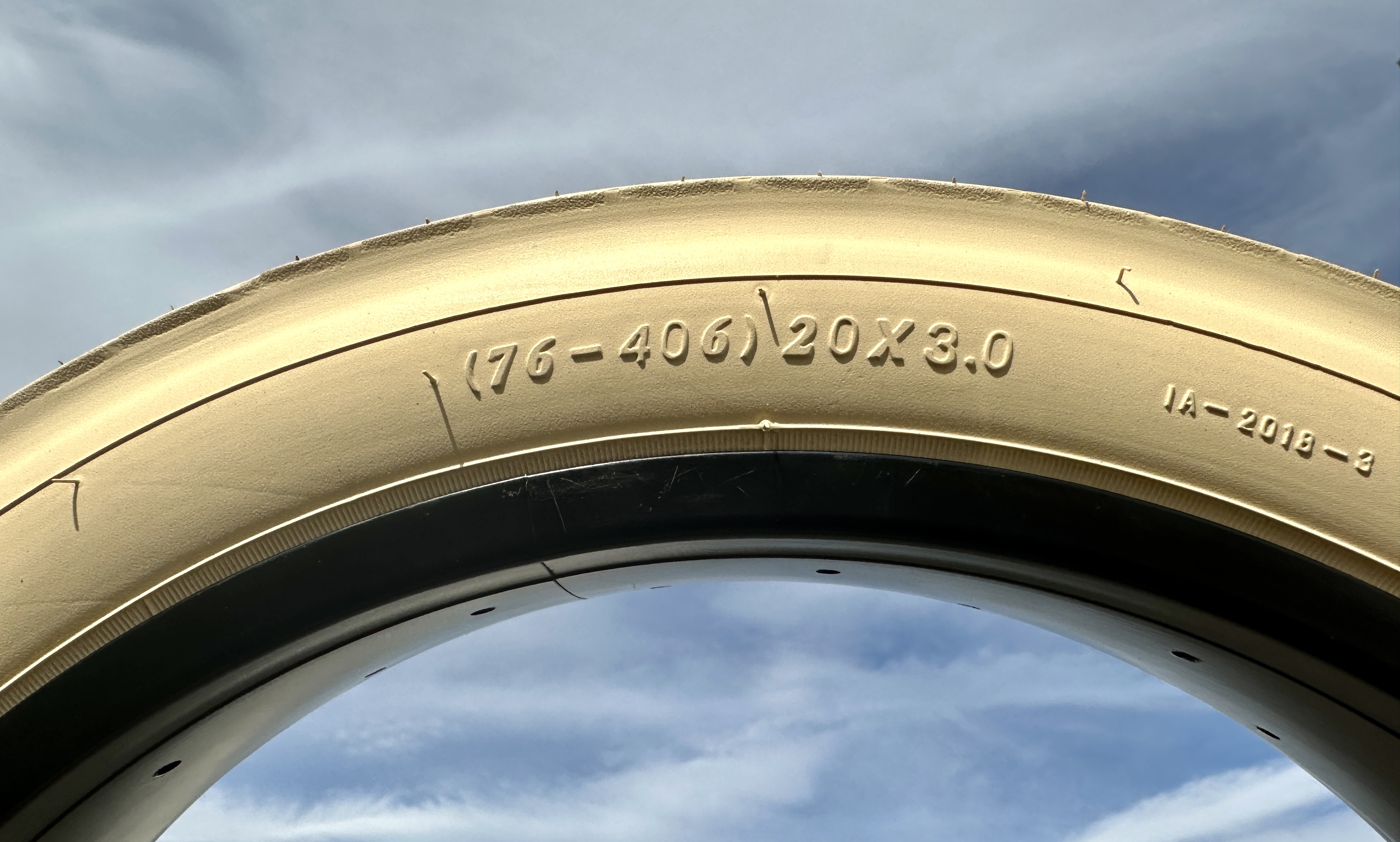 Tire_Street_Hog_20x3_creme_f