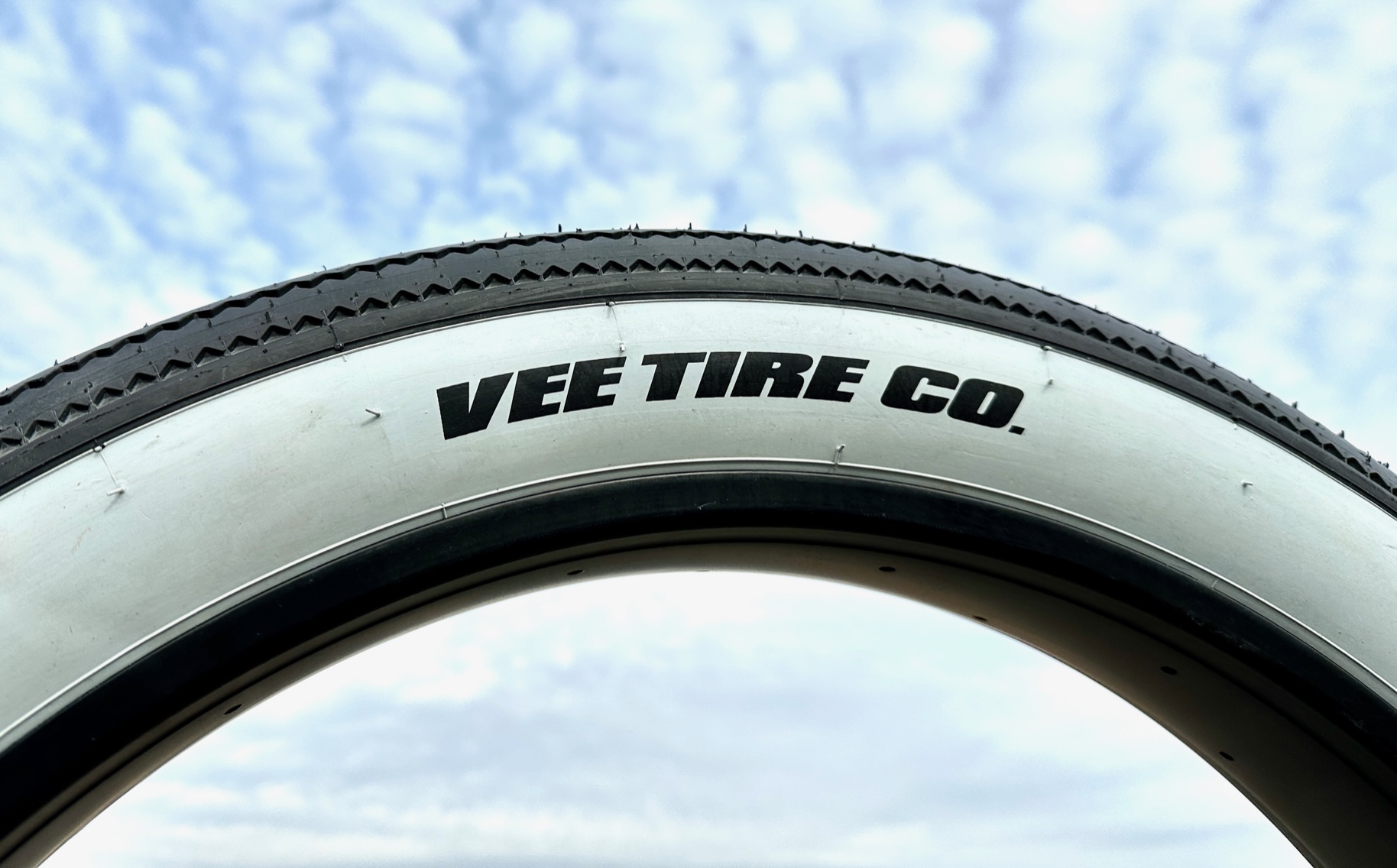 zigzag_vee_rubber_tire_reifen_26x4_weisswand_fatbike_e