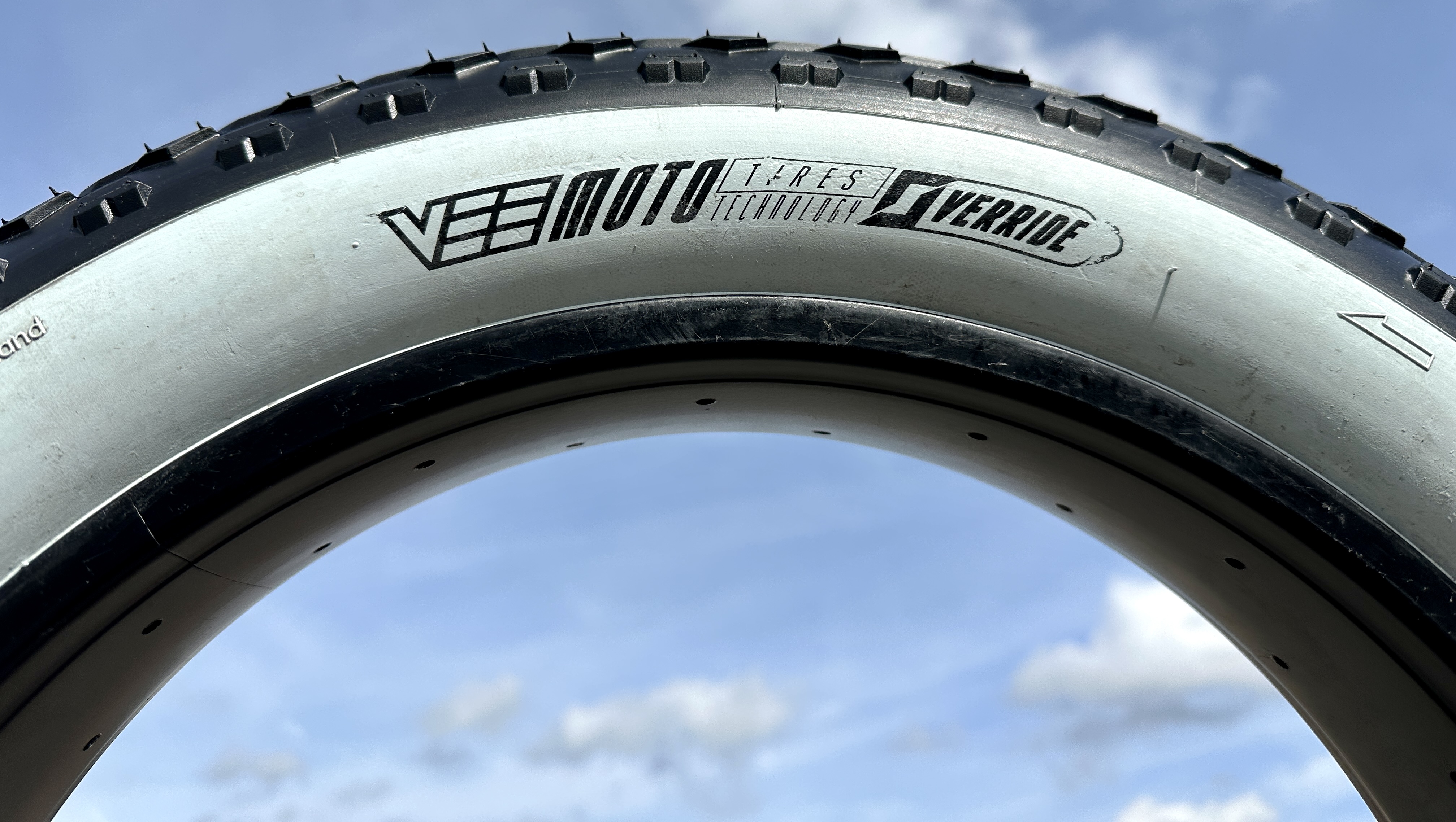 Mission_Command_weisswand_20x4_Fatbike_tire_b